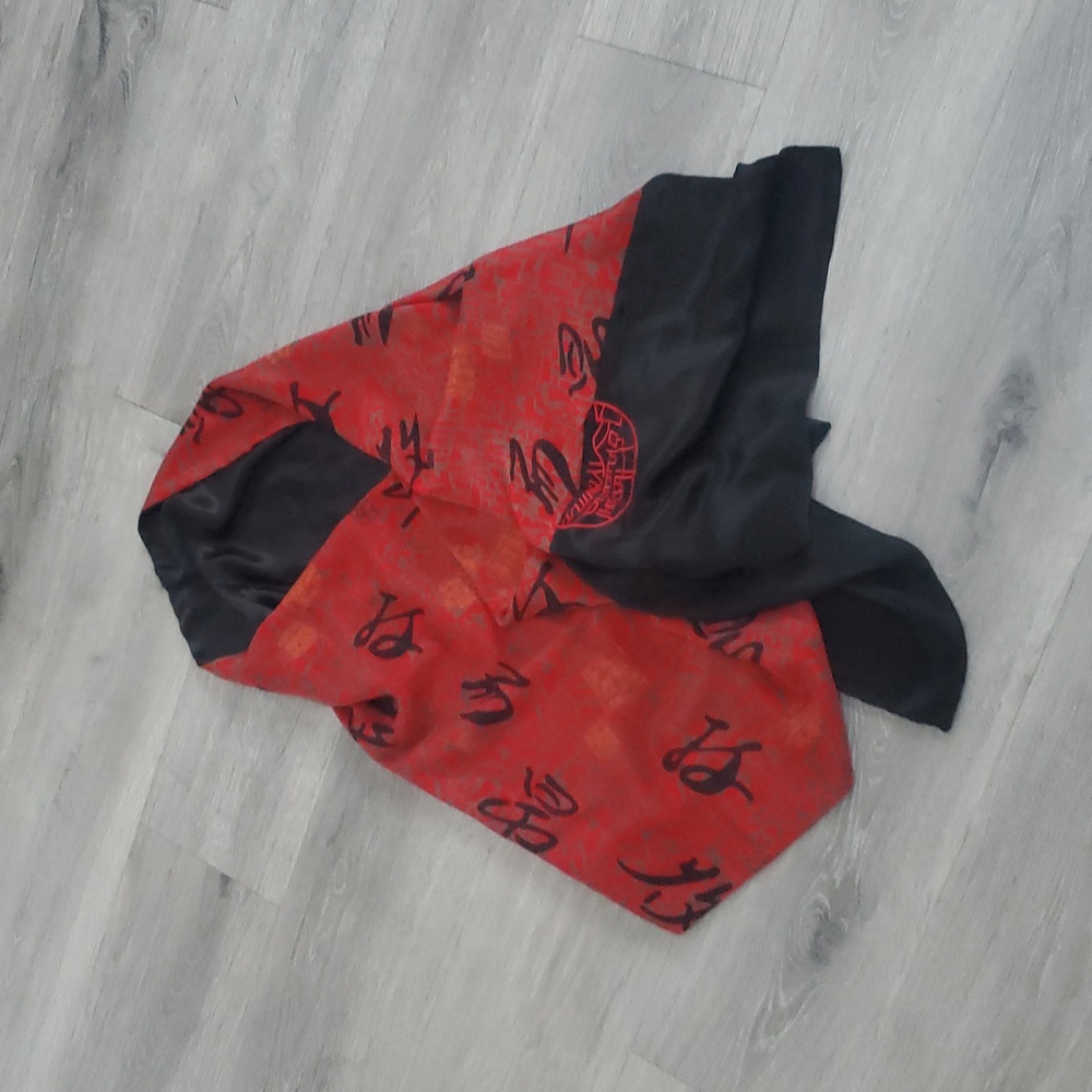 Grace Chuang 100 $ Silk Red and Black Chinese Wrap In Great Condition